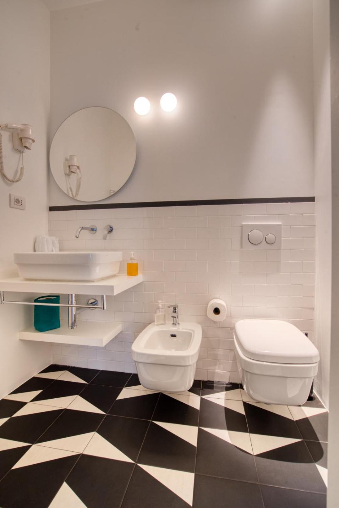 Dimora Claudia - Elegante Matrimoniale Con Bagno, Private Rooms, Self Check In, No Reception Milaan
